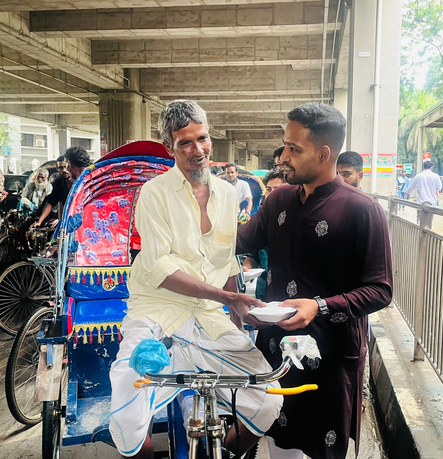 খালেদা জিয়ার কারামুক্তি দিবসে ঢাবি ছাত্রদল নেতার খাদ্য বিতরণ