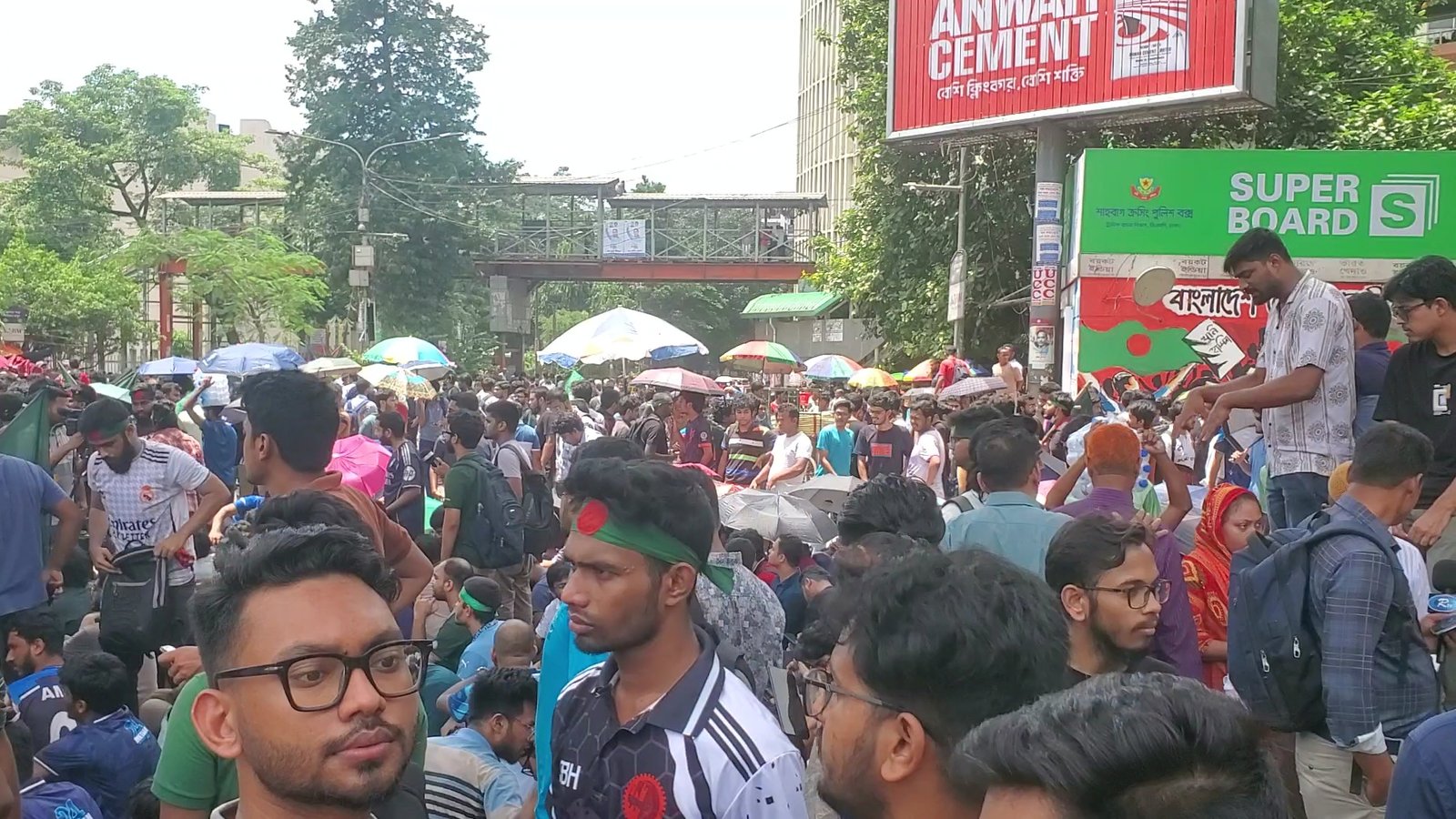 ৩ দাবিতে প্রকৌশল শিক্ষার্থীদের ফের শাহবাগ অবরোধ